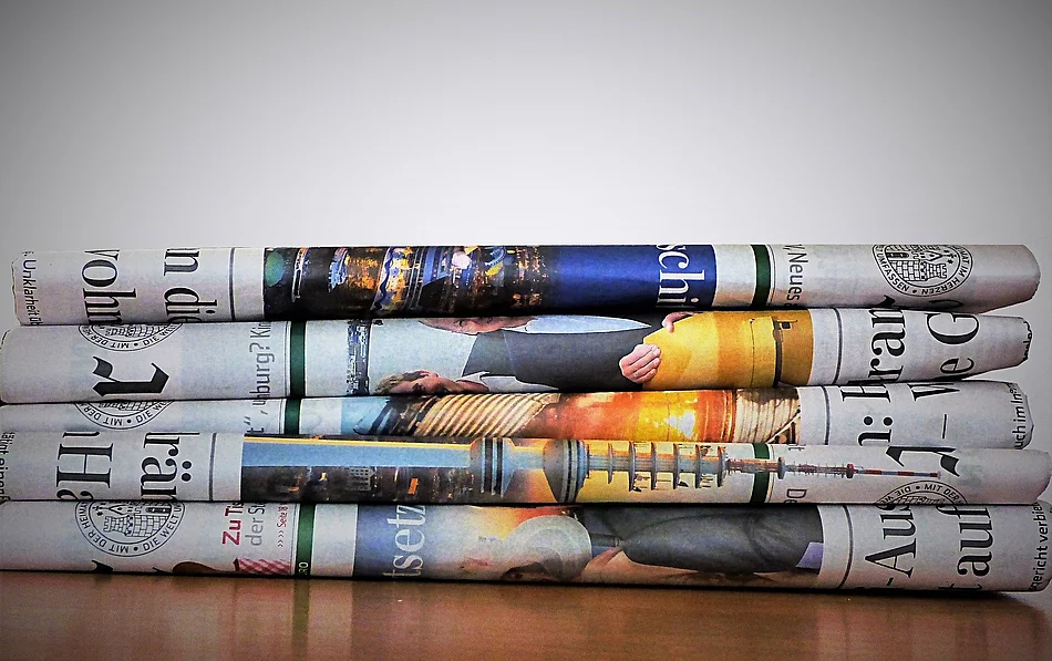 Zeitungsstapel auf Tisch